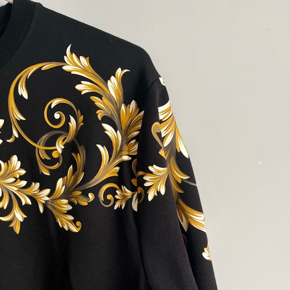 H&M Sweatshirt. Size XL but fits L and XL - Picture 3 of 3